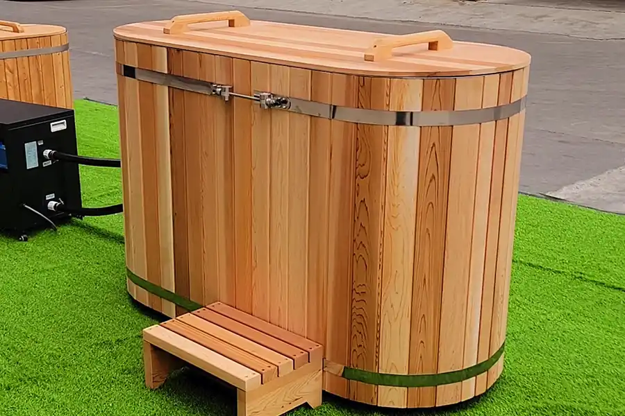 coldchiller_wooden_cold_plunge_tub_red_cedar.webp